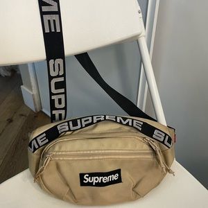 Authentic SS18 supreme waist bag in good condition